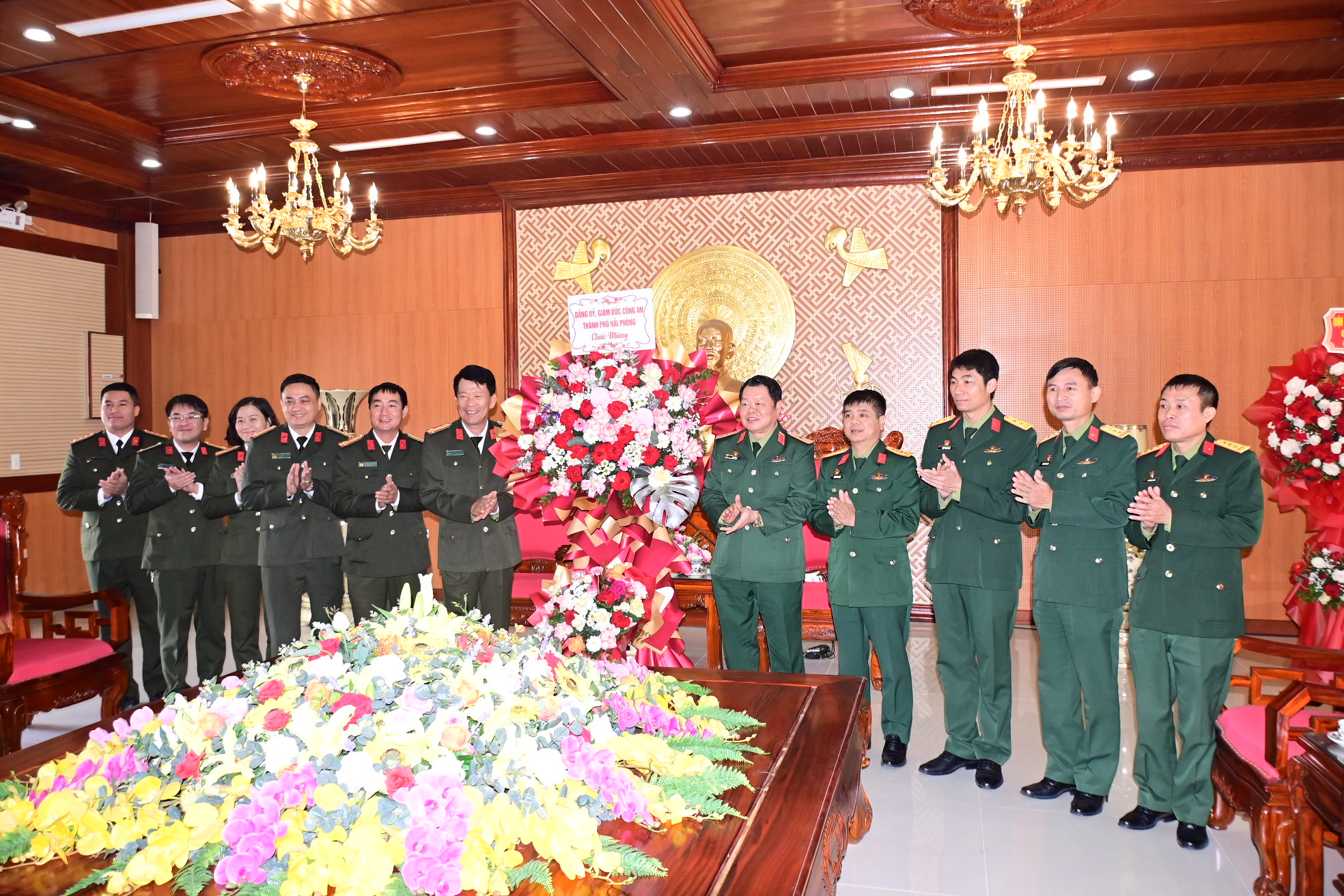 Lãnh đạo CATP chúc mừng Bộ tư lệnh Quân khu 3 nhân kỷ niệm 80 năm Ngày thành lập quân đội nhân dân Việt Nam